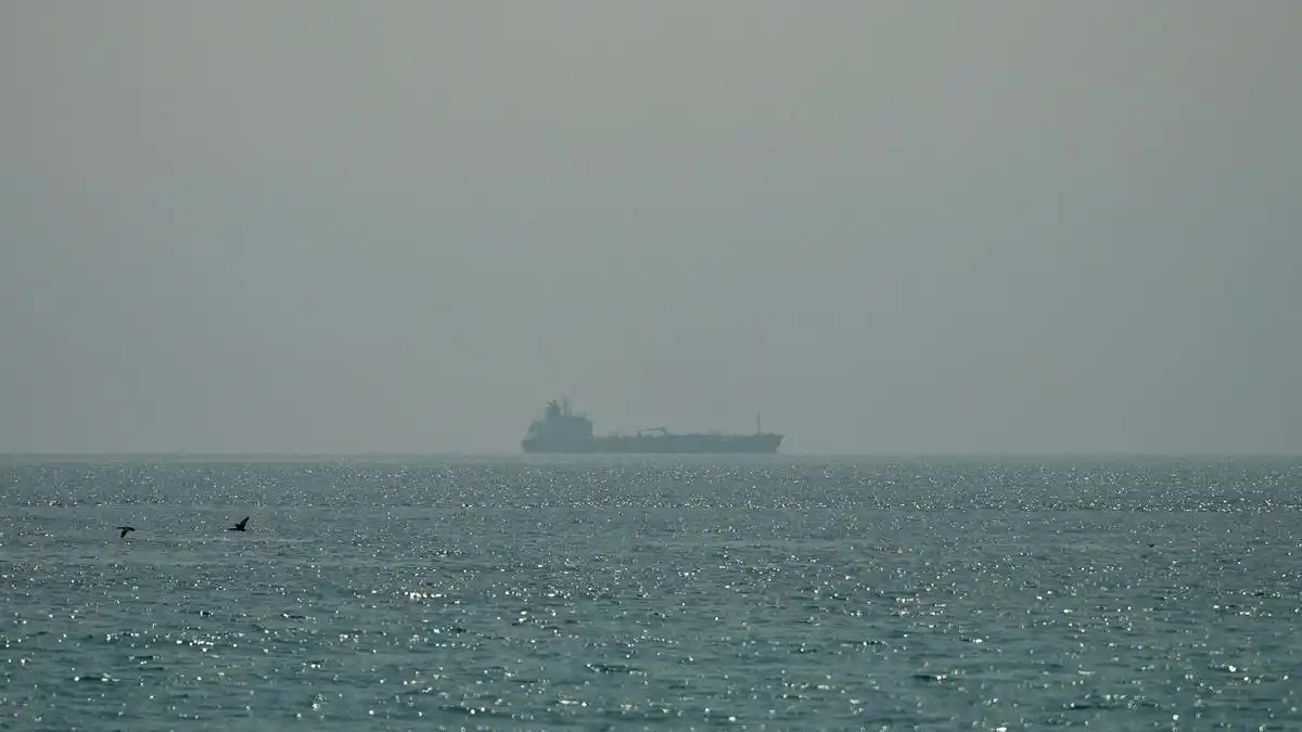 Iranian missiles strike oil tankers in Strait of Hormuz, killing one