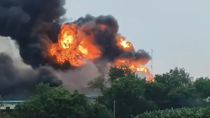 Ghaziabad Shoe Showroom Fire: 11 Fire Tenders Deployed to Douse Blaze