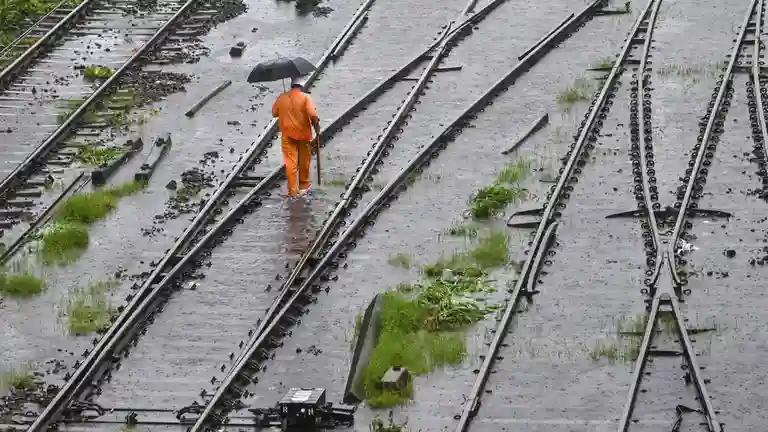 Mumbai Shut Down: Schools, Colleges Closed as IMD Issues 'Orange' Alert