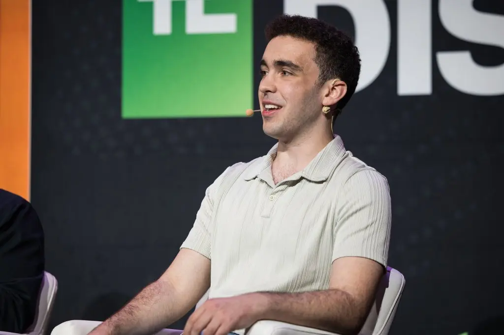 Fizz vs. Sidechat: VC accused of leaking startup secrets
