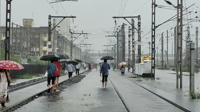 Maharashtra Floods: Heavy Rain Paralyzes Palghar, Commuters Struggle Home